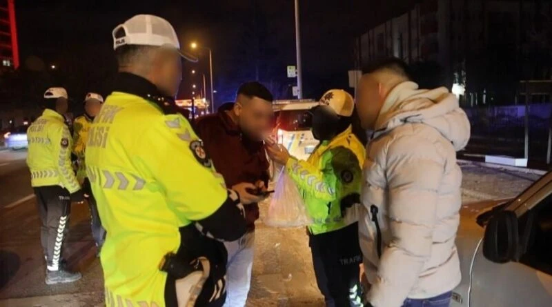 Konya'da Yılbaşı Gecesi Alkollü Sürücü Arkadaşıyla Değişir, Polis Karşılaşır 1