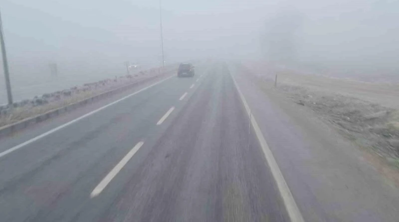 Konya Karapınar'da Yoğun Sis Trafiği ve Hayatı Olumsuz Etki Ediyor 3