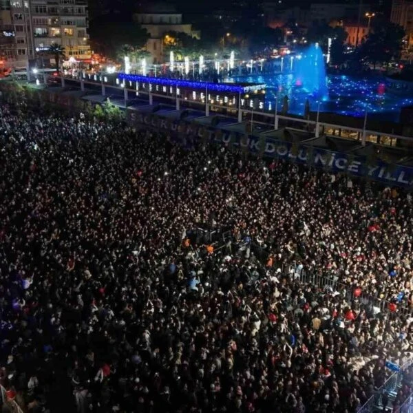 Koray Avcı'nın konser sahnesinde performans göstermesi-1