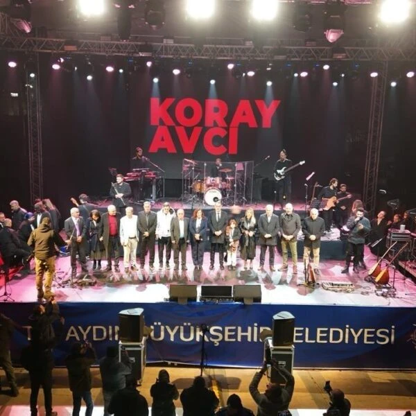 Koray Avcı'nın konser sahnesinde performans göstermesi-3