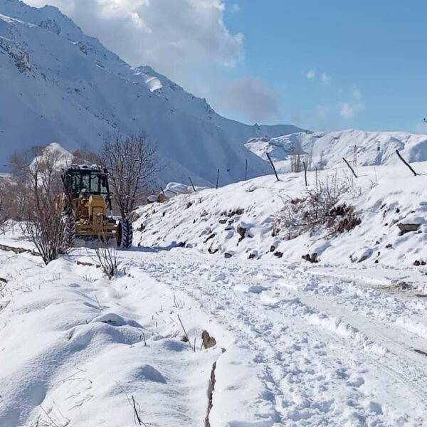 Köy yolu kar sonrası ulaşıma açılıyor-3