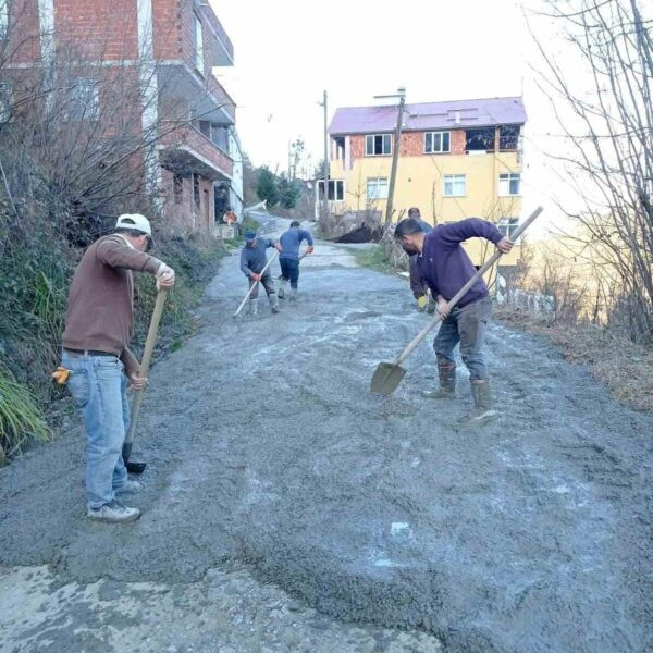 Köylüler ve iş makineleriyle birlikte yol yapım çalışması-1