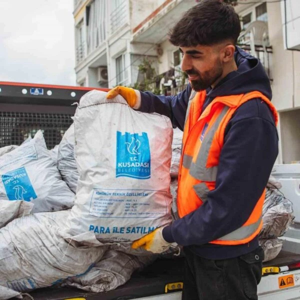 Kuşadası Belediyesi ekiplerinin ihtiyaç sahiplerine kömür yardımı yaptığı an-3