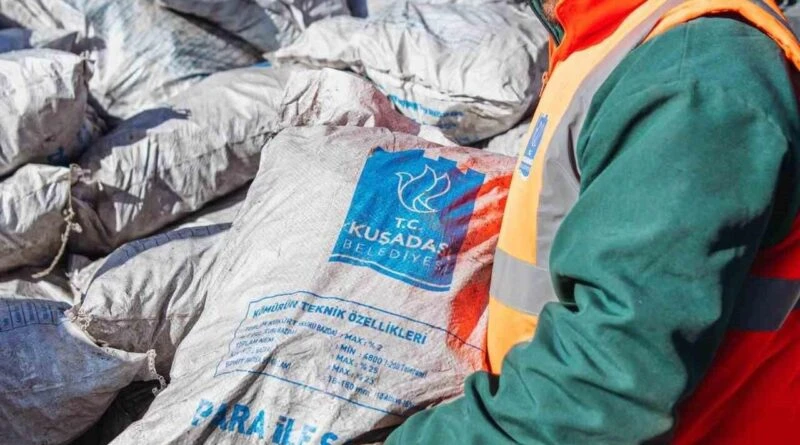 Kuşadası Belediyesi, Hava Soğarken Davutlar Mahallesi'nde İhtiyaç Sahiplerine Kömür Yardımı 1