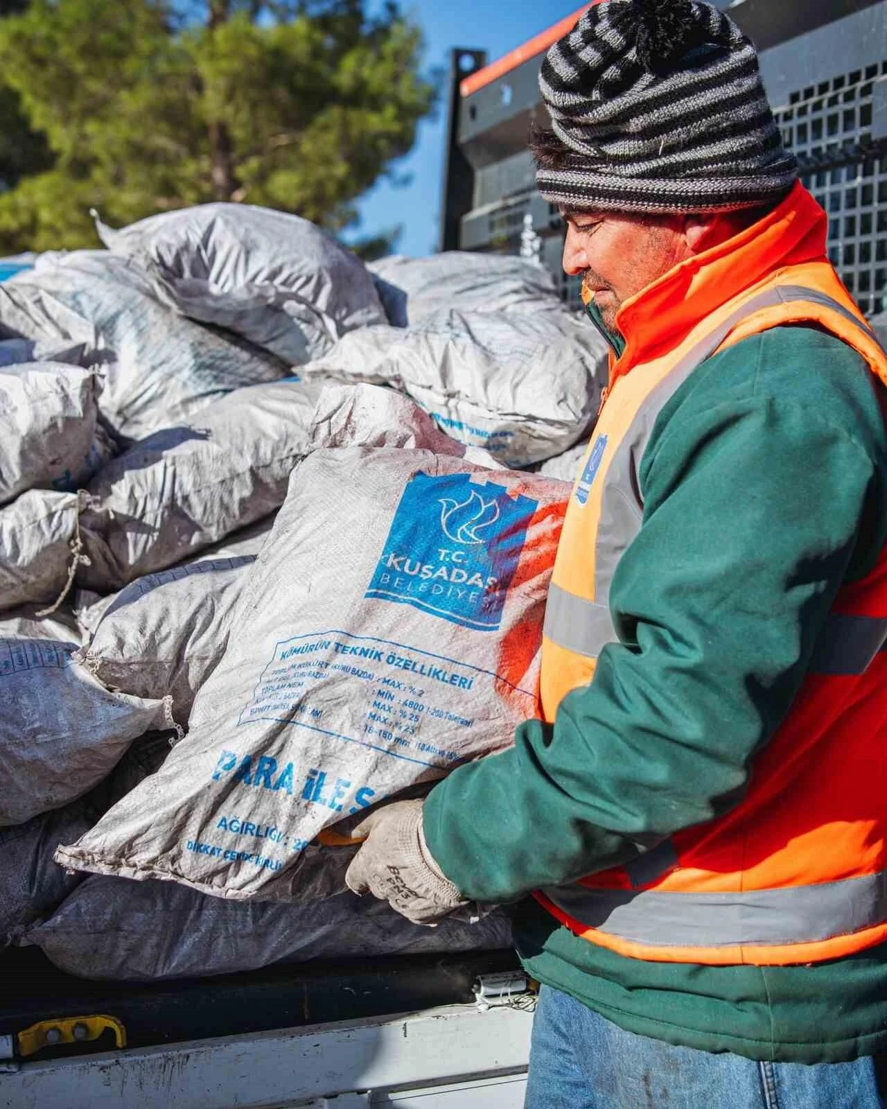 Kuşadası Belediyesi, Hava Soğarken Davutlar Mahallesi’nde İhtiyaç Sahiplerine Kömür Yardımı