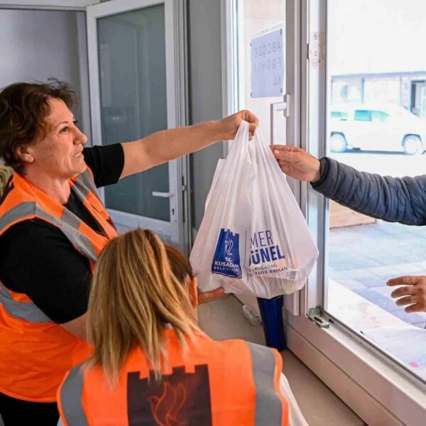 Kuşadası Belediyesi'nin beslenme çantası desteği-2