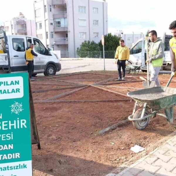 Kuşadası'nda çiçek dikimi ile ilçenin renklendirilmesi-2