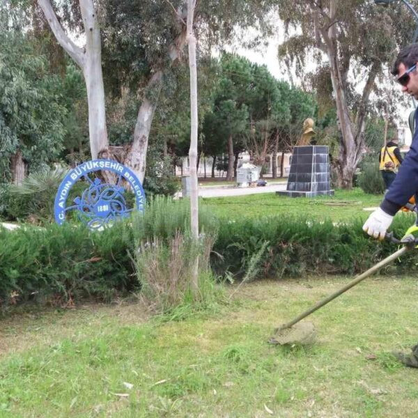 Kuşadası'nda çiçek dikimi ile ilçenin renklendirilmesi-5