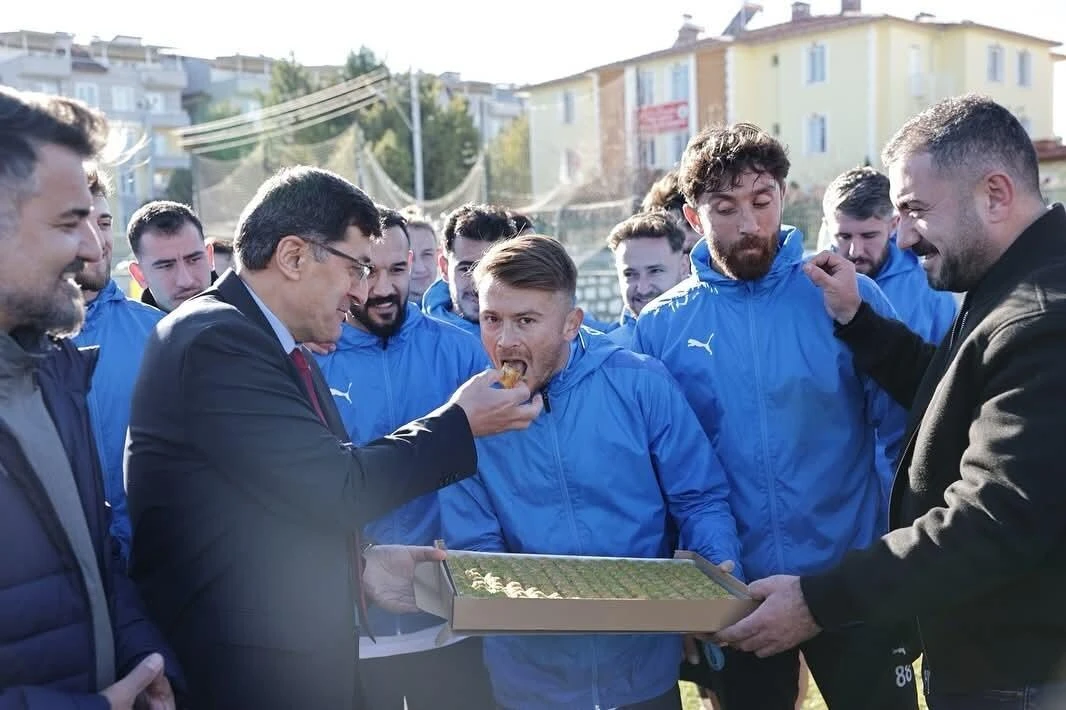 Kütahya Belediye Başkanı Eyüp Kahveci, Kütahyaspor’u Ziyaret Edip Takıma Moral Verdi