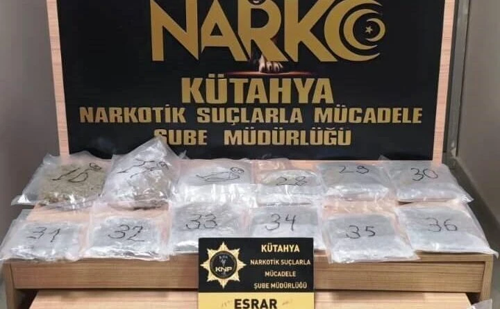 Kütahya'da 5 Kilo 780 Gram Esrar Ele Geçirilirken 3 Şüpheli Tutuklandı 1