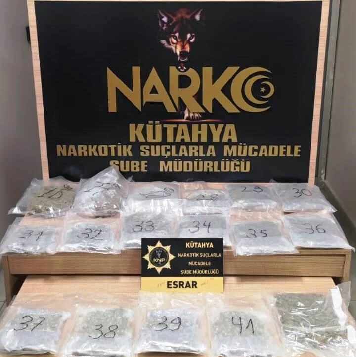 Kütahya’da 5 Kilo 780 Gram Esrar Ele Geçirilirken 3 Şüpheli Tutuklandı