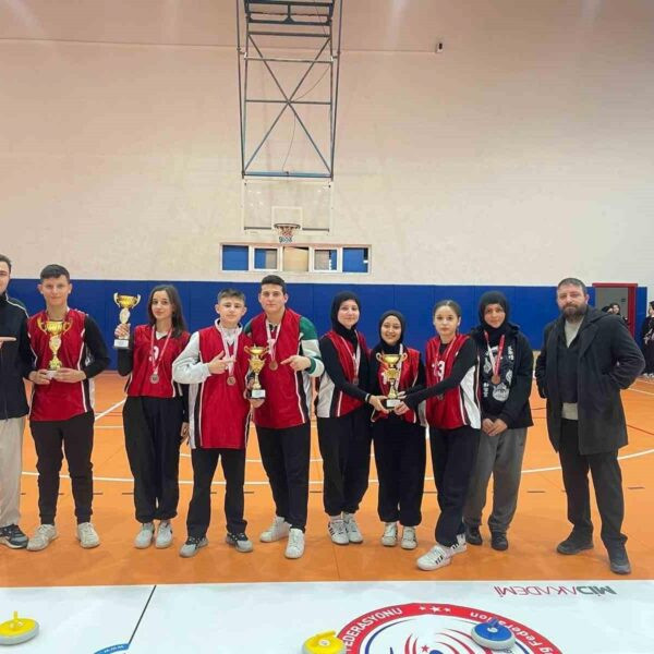 Kütahya'da Curling Gençler Müsabakasında Balıköy Anadolu Lisesi öğrencileri-1