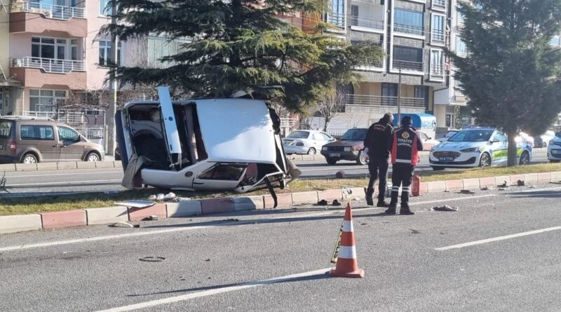 Kütahya'nın Tavşanlı'nda Trafik Kazasında 3 Kişi Yaralandı 1