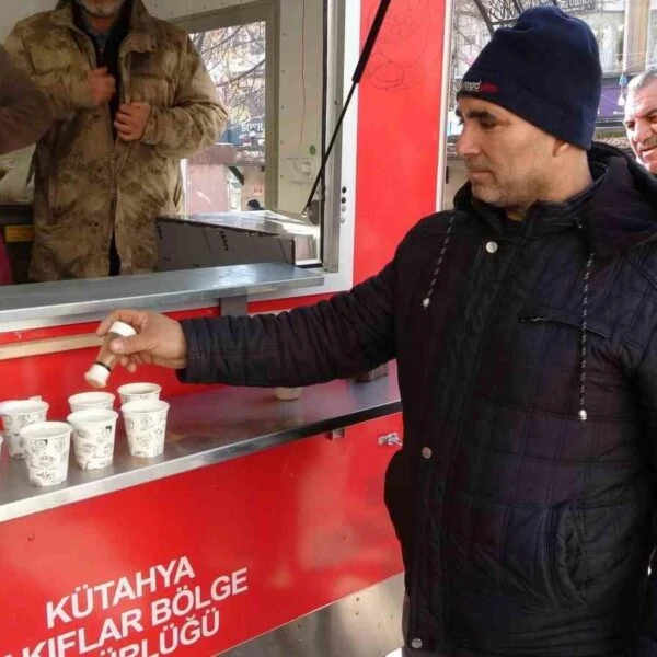 Kütahya Vakıflar Bölge Müdürlüğü'nün Regaip Kandili'nde salep ikram ettiği vatandaşlar-3