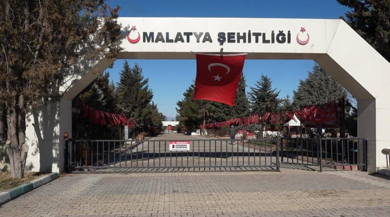 Malatya Büyükşehir Belediyesi Şehitliği'nde Kabirlerin Bakımı Rutinle Yapılıyor 1