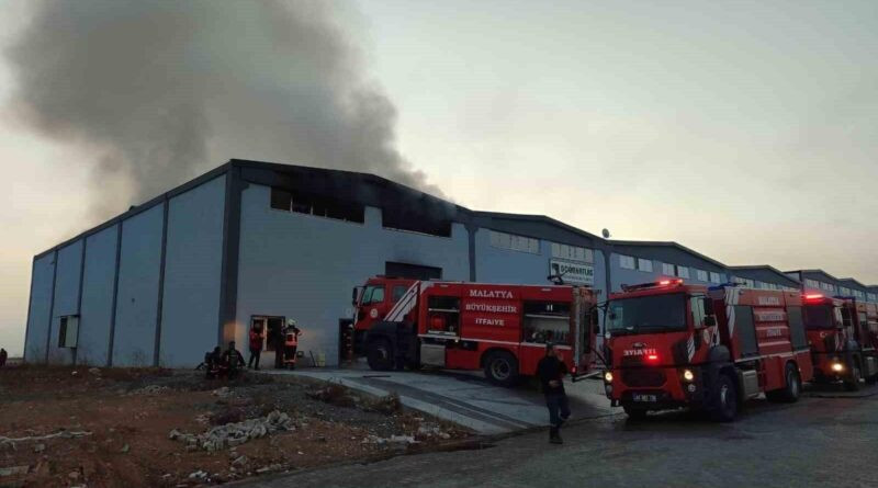 Malatya'da Kağıt Fabrikasında Yangın, Maddi Hasar 1