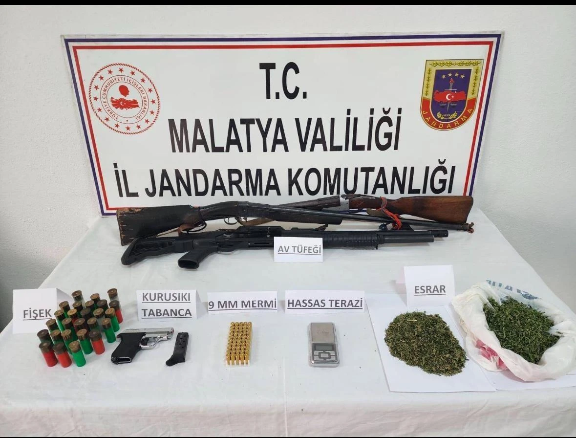 Malatya’nın Kale İlçesinde Uyuşturucu ve Silahlar Ele Getirildi