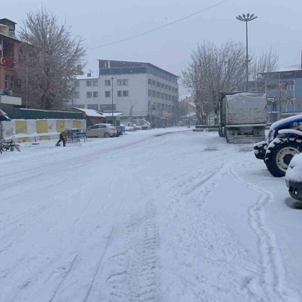 Malazgirt Belediyesi ekipleri kar küreme çalışması yapıyor-2