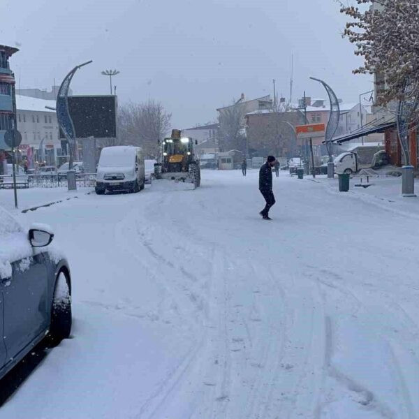 Malazgirt Belediyesi ekipleri kar küreme çalışması yapıyor-4