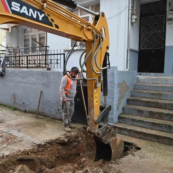 Manisa Büyükşehir Belediyesi'nin altyapı çalışmalarında yer aldığı Selvilitepe Mahallesi'nde eski boruların değiştirilmesi-1