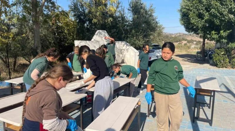 Manisa Celal Bayar Üniversitesi Öğrencileri Yunusemre'deki Ortaokulun Masalarını Boyadı 1