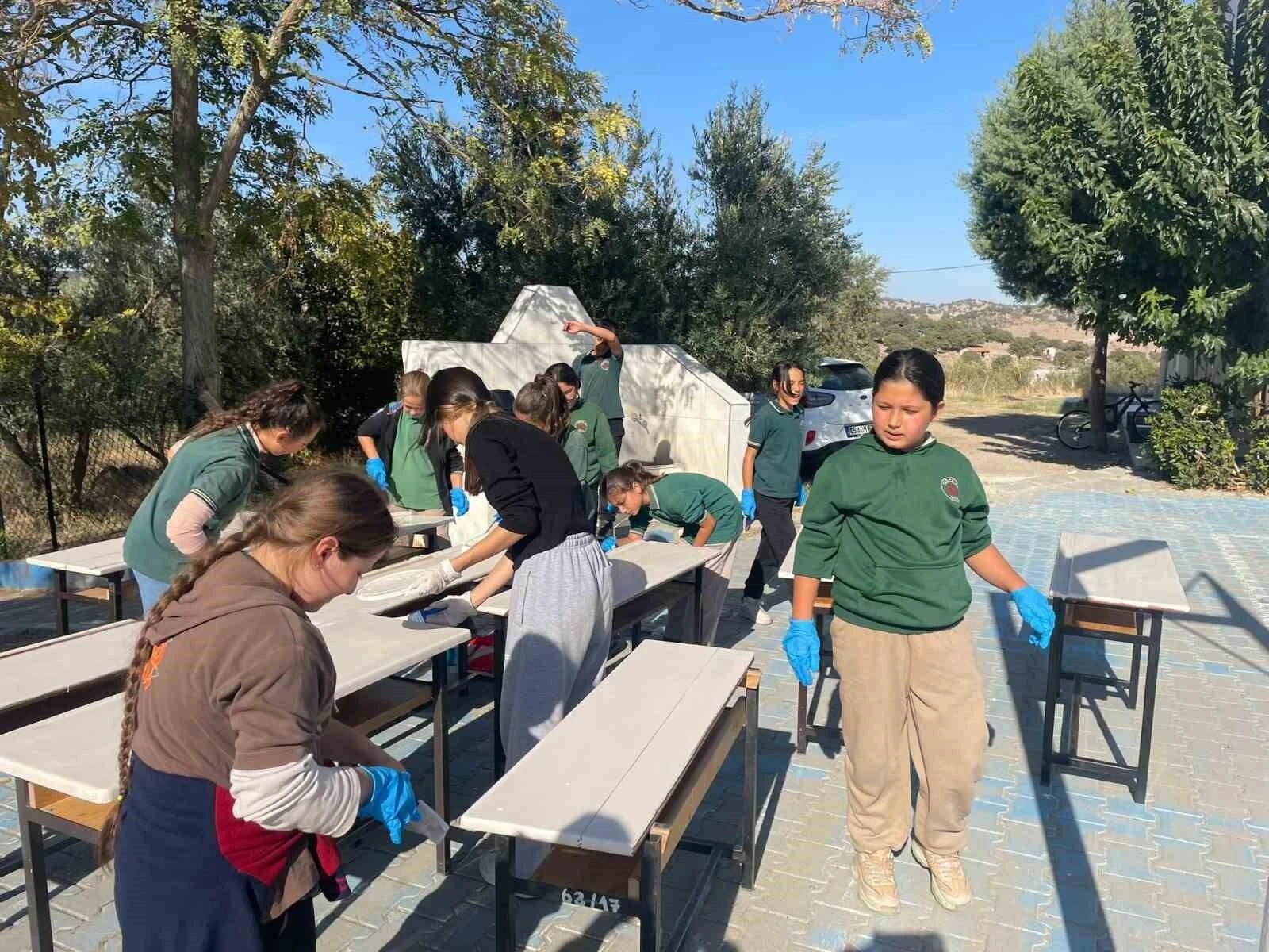 Manisa Celal Bayar Üniversitesi Öğrencileri Yunusemre’deki Ortaokulun Masalarını Boyadı