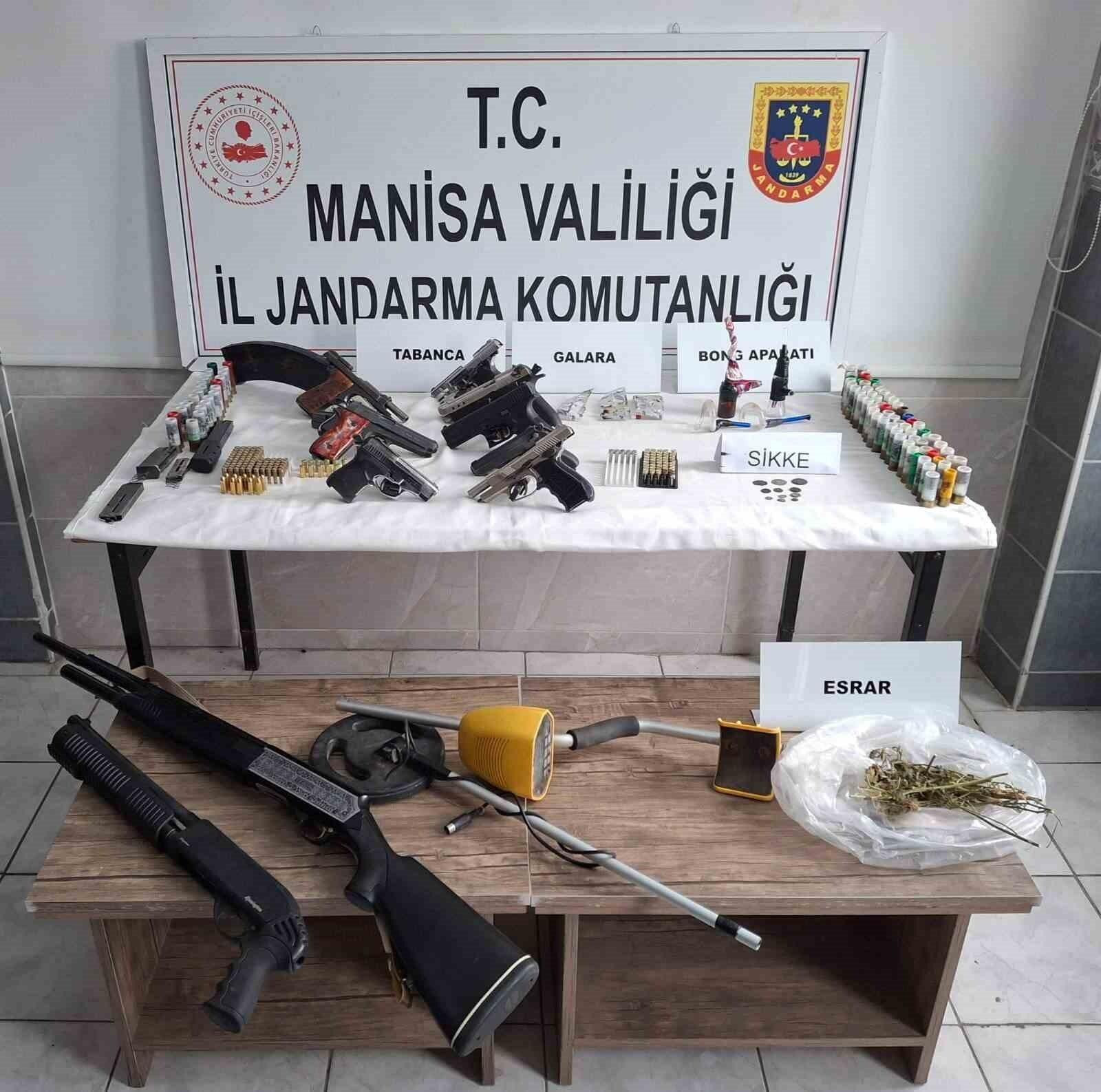 Manisa’da Jandarma Operasyonu: 44 Şüpheli Tutuklandı, Ruhsatsız Silahlar ve Uyuşturucu Maddeler Ele Getirildi