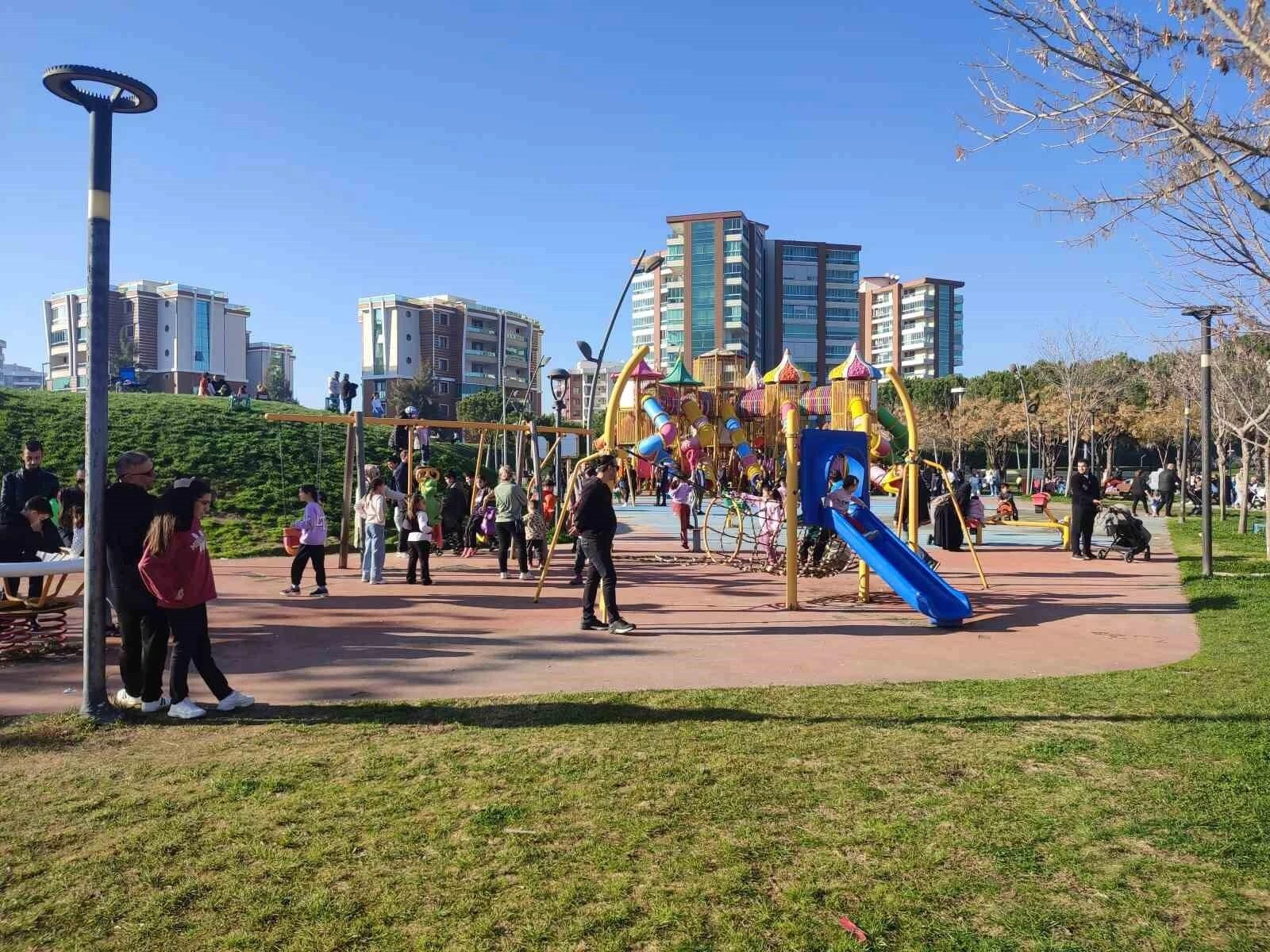 Manisa’da Kışın Ortasında Yaz Günü: Vatandaşlar Atatürk Kent Park’ına Akın Etti