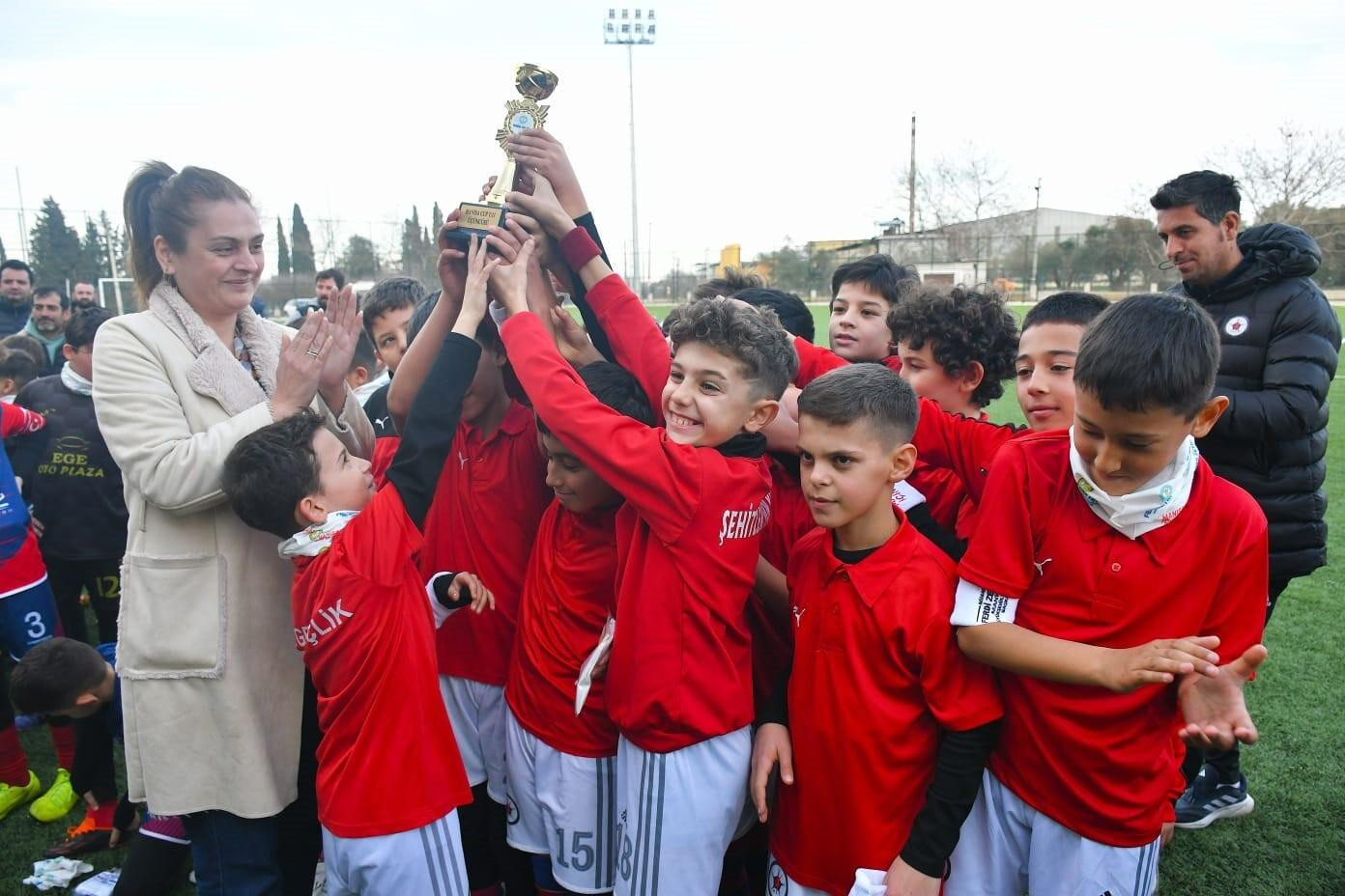 Manisa’da U11 Manisa Cup Futbol Turnuvası Turgutlu Gençordu Liderlik