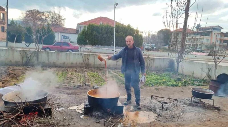 Manisa'nın Sarıgöl'de Üretici Musa Topdemir, Üzümlerini Pekmezle Değerlendirdi 1