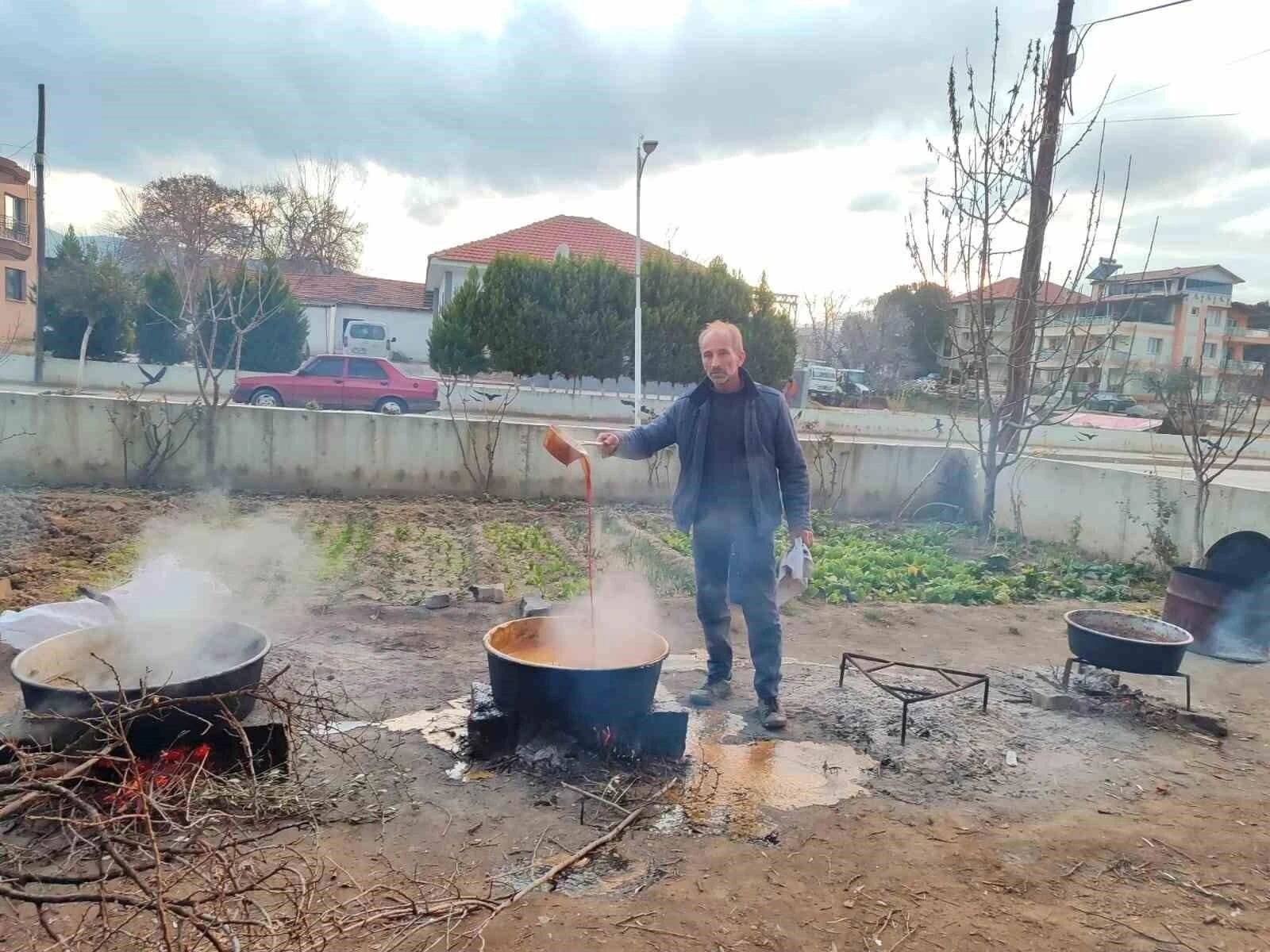 Manisa’nın Sarıgöl’de Üretici Musa Topdemir, Üzümlerini Pekmezle Değerlendirdi