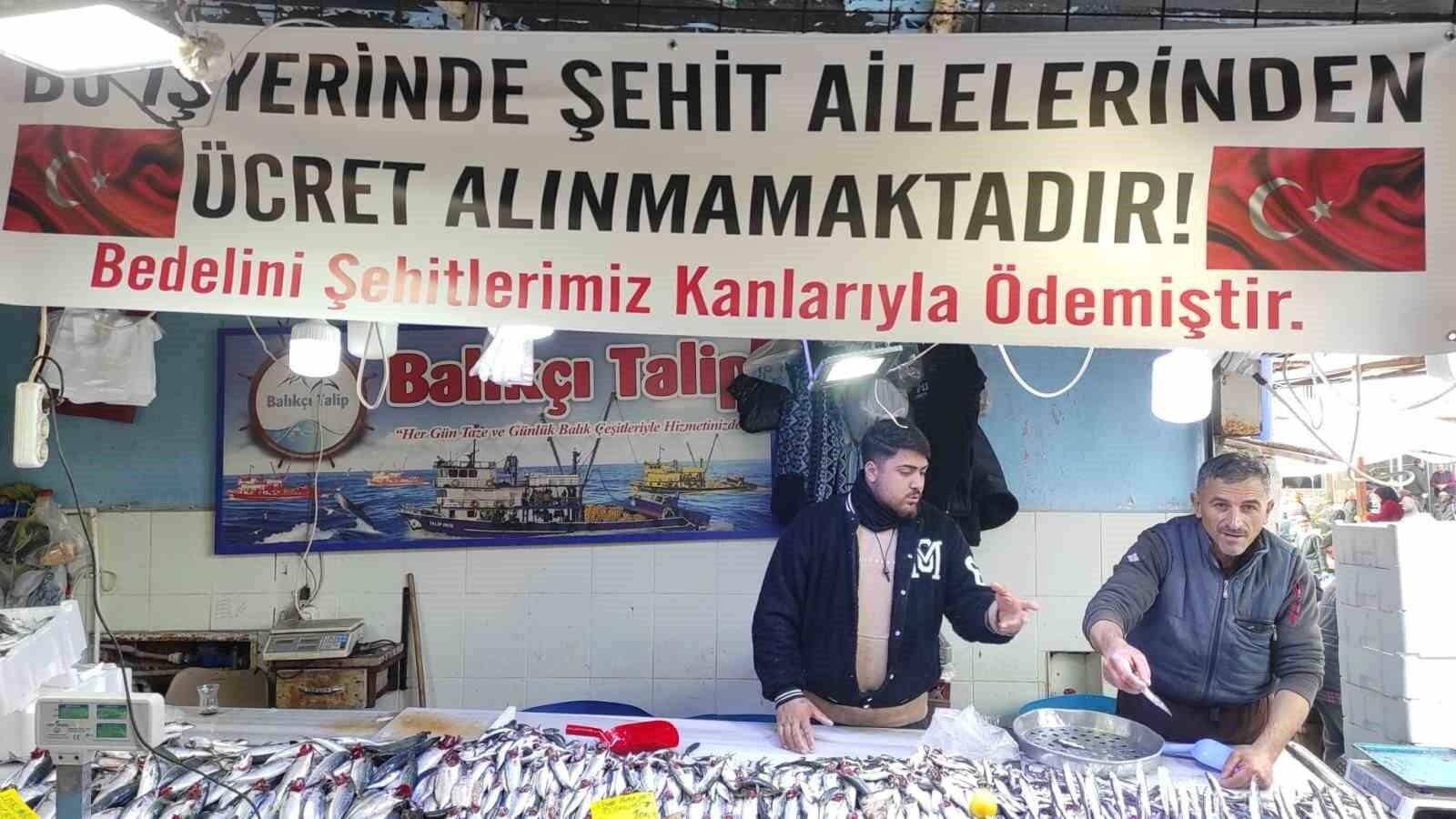 Manisa’nın Selendi’nde Balıkçı Talip Aybek Şehit Ailelerine Ücretsiz Balık Veriyor