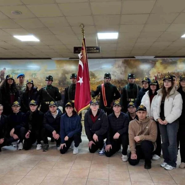 Manisa Sosyal Bilimler Lisesi öğrencileri tarihi Alay Sancağını inceliyor.-3