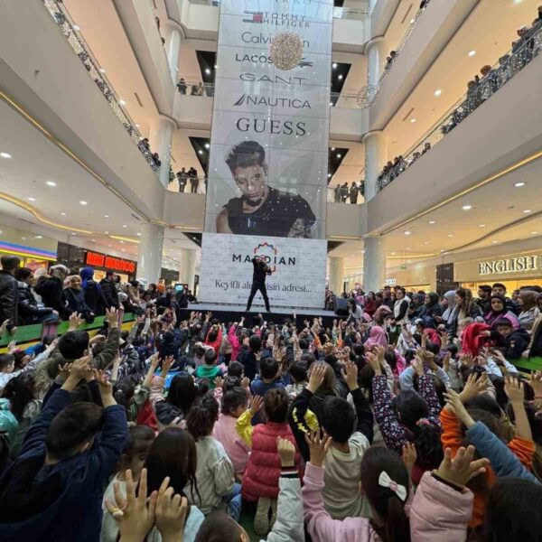 Mardian Mall'da Şirinler etkinliği sahne gösterimi