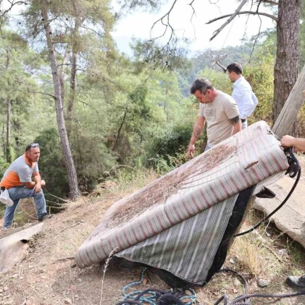 Marmaris Belediyesi ekipleri çöp topluyor.-1