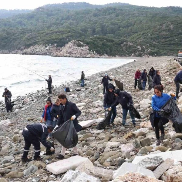 Marmaris Belediyesi ekipleri çöp topluyor.-5