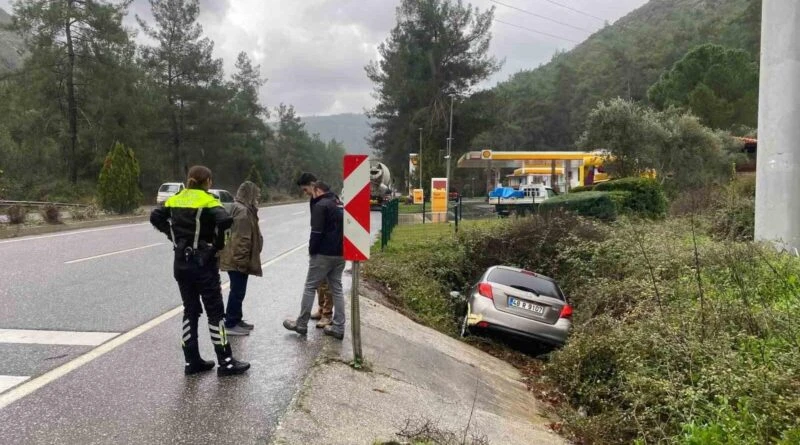 Marmaris'te Direksiyon Hakimiyetini Kaybeden Otomobil Kaza Sonucu 1 Yaralı 1