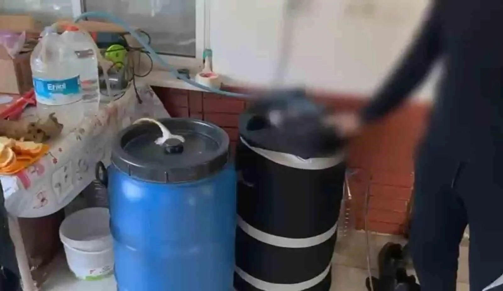 Marmaris’te Kaçak Alkol Üreticisi Yakalandı, 400 Litre Rakı Ele Getirildi