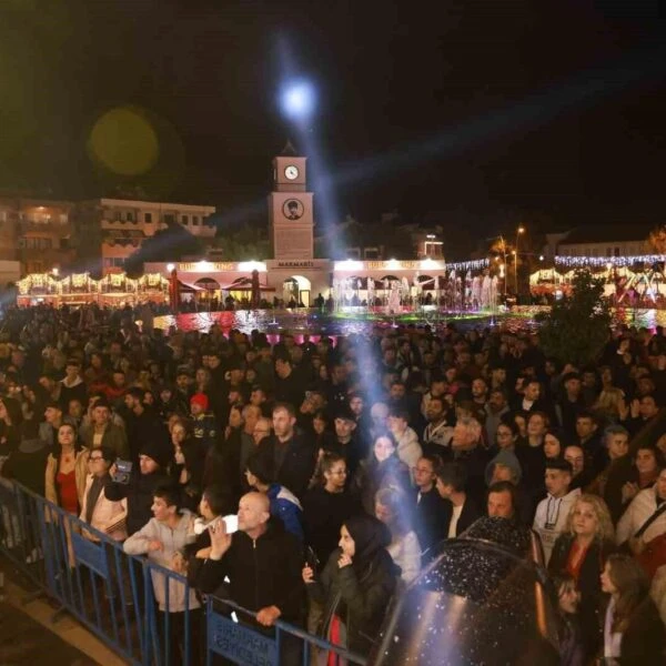 Marmaris'te yeni yıl konserinde eğlenen insanlar-1