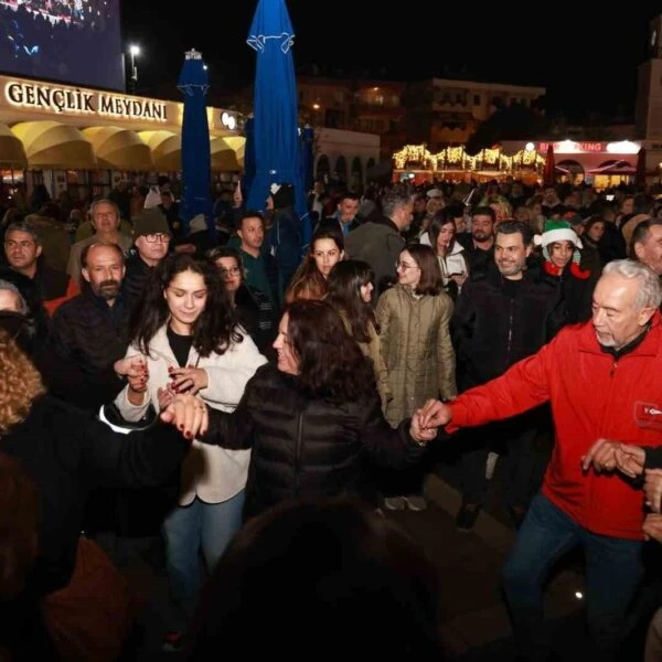 Marmaris'te yeni yıl konserinde eğlenen insanlar-5