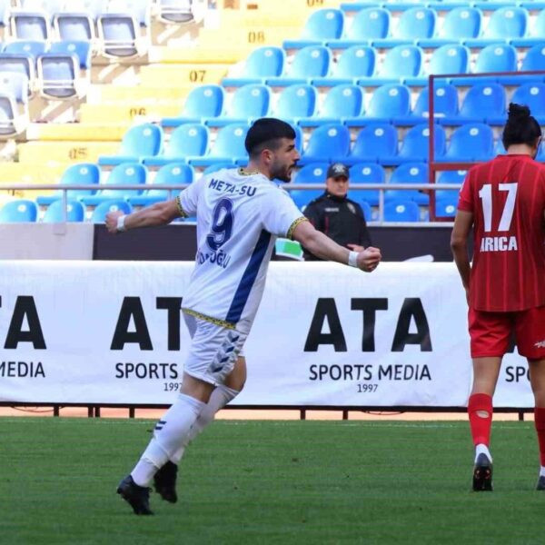 Menemen FK teknik heyeti Altar Han Hidayetoğlu'nun golünü kutluyor