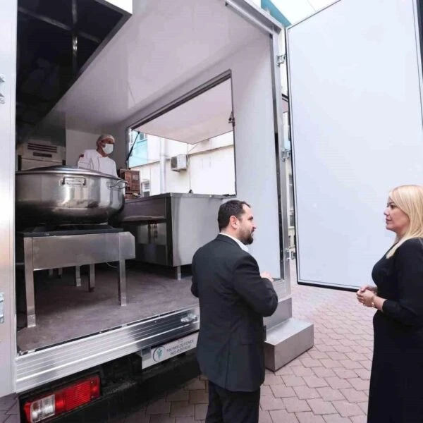 Merkezefendi Belediye Başkanı Şeniz Doğan yeni Mobil Aşevi'ni inceler.-1