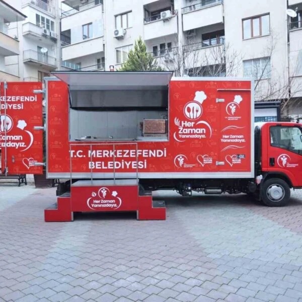 Merkezefendi Belediye Başkanı Şeniz Doğan yeni Mobil Aşevi'ni inceler.-3