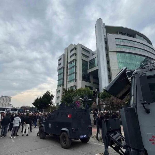 Mersin Adliyesi önünde protesto eden kalabalık-1