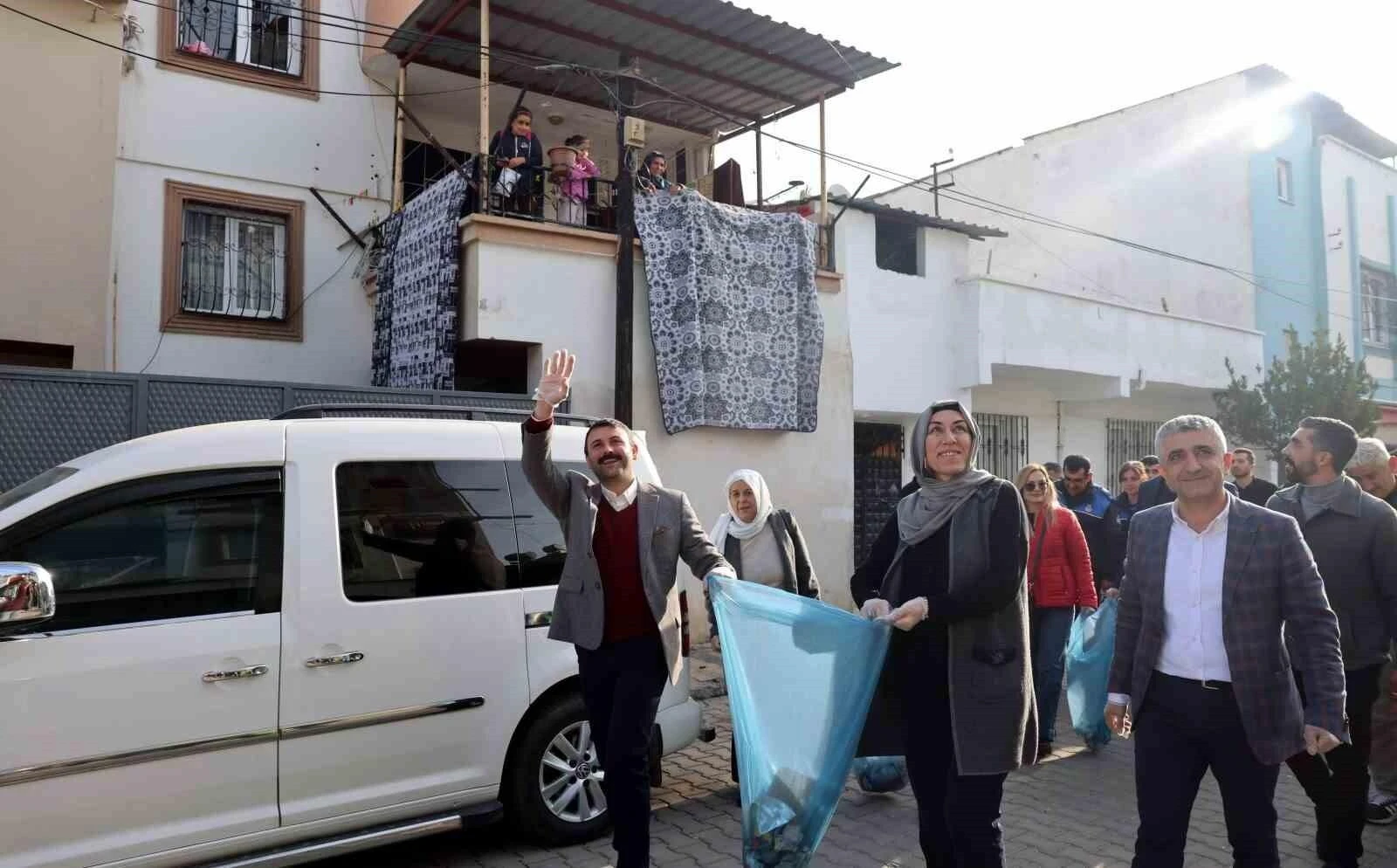 Mersin Akdeniz Belediyesi, ‘Akdeniz’i Seviyorum Kirletmiyorum’ Temizlik Kampanyası ile Çay Mahallesi’ni Temizledi