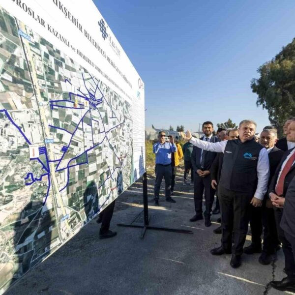 Mersin Büyükşehir Belediye Başkanı Vahap Seçer ve protokol üyeleri projenin temeli atıyor.-3