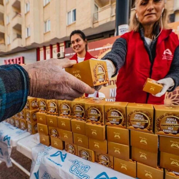 Mersin Büyükşehir Belediyesi ekipleri Regaip Kandili'nde vatandaşlara kandil simidi dağıtıyor.-1