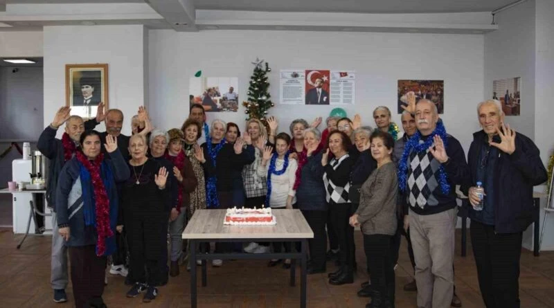 Mersin Büyükşehir Belediyesi'nde Emekliler ve 'Hello Mersin' Kursiyeri Yeni Yıl Kutlamaları 1