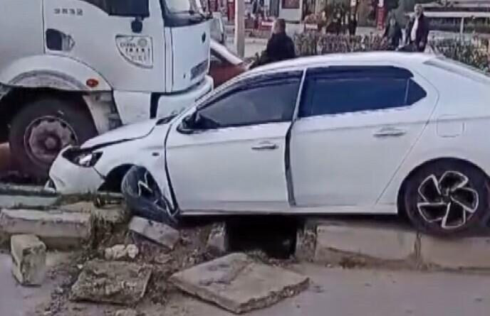 Mersin'de Güvenlik Kamerasına Yansıyan Kaza: 2 Kişi Yaralandı 1