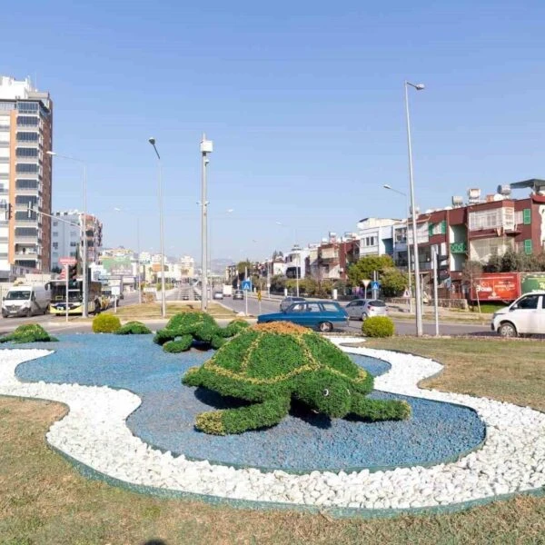 Mersin'deki bir kavşağın çiçeklerle süslenmiş hali-1